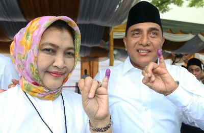 Edy Rahmayadi (kanan) dan istri Nawal Lubis, menunjukkan jari kelingking usai memberikan hak suara pada Pilgub Sumut, di Medan, Sumatera Utara, 27 Juni 2018. ANTARA/Irsan Mulyadi