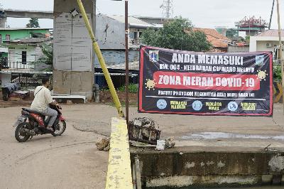 Zona merah COVID-19 yang terpasang pada masa Pemberlakuan Pembatasan Kegiatan Masyarakat di Kawasan Cipinang Melayu, Jakarta, 27 Januari 2021. TEMPO/Muhammad Hidayat