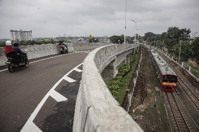 Lalu lintas jalan layang dan kereta di kawasan Lenteng Agung, Jakarta, 31 Januari 2021. TEMPO/M Taufan Rengganis