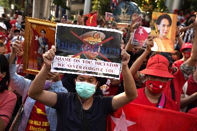 Unjuk rasa di luar kedutaan Myanmar, Bangkok, Thailand, 1 Februari 2021. REUTERS/Athit Perawongmetha