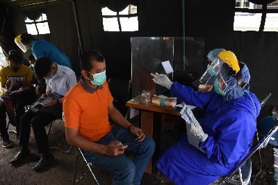 Tenaga kesehatan usai disuntik vaksin Covid-19 Sinovac di Puskesmas Tamblong, Bandung, Jawa Barat, 25 Januari 2021. TEMPO/Prima Mulia