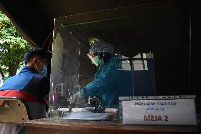 Petugas memeriksa seorang tenaga kesehatan yang akan diberi vaksin Covid-19 Sinovac di Puskesmas Tamblong, Bandung, Jawa Barat, 25 Januari 2021. TEMPO/Prima Mulia