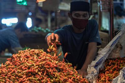 Penjualan cabai rawit merah di Pasar Induk Kramatjati, Jakarta, 11 Januari 2021. Tempo/Tony Hartawan