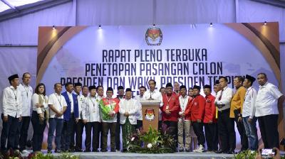 Joko Widodo didampingi pimpinan partai Koalisi Indonesia kerja memberikan keterangan pers di gedung KPU, Jakarta, 30 Juli 2019. ANTARA/Nova Wahyudi