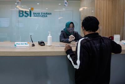 Nasabah melakukan transaksi di Bank Syariah Indonesia Cabang Hasanudin, Jakarta, 1 Februari 2021. Tempo/Tony Hartawan