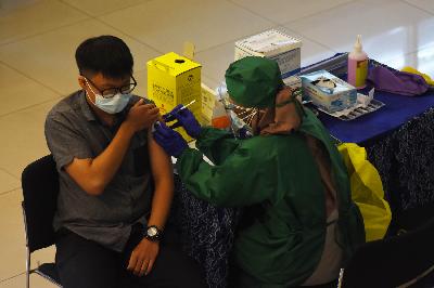 Tenaga kesehatan mendapat suntikan vaksin Covid-19 Sinovac di Poltekkes Kemenkes Bandung, Jawa Barat, 1 Februari 2021. TEMPO/Prima Mulia