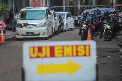 Pengendara mengantre untuk melakukan pemeriksaan uji emisi gas buang kendaraan di Kantor Dinas Lingkungan Hidup, Jakarta, 26 Januari 2021.  TEMPO / Hilman Fathurrahman W