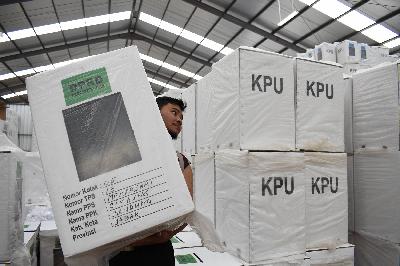Petugas membawa kotak suara di gudang logistik KPU Kabupaten Bandung di Desa Gandasari, Kecamatan Katapang, 1 April 2019. TEMPO/Prima Mulia