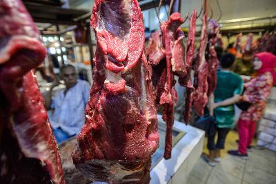 Pedagang daging di Pasar Senen, Jakarta, 13 Mei 2020. Tempo/Tony Hartawan
