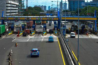 Antrian kendaraan bermotor di Gerbang Tol Kebon Bawang, Jakarta, 2 Februari 2021. Tempo/Tony Hartawan