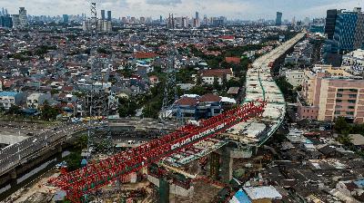 Pengerjaan pembangunan jalan Tol Kelapa Gading-Pulo Gebang Segmen Kelapa Gading-Pulo Gebang di kawasan Kelapa Gading, Jakarta, 3 Februari 2021. Tempo/Tony Hartawan