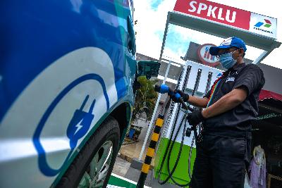 Petugas mengisi daya mobil listrik di Stasiun Pengisian Kendaraan Listrik Umum (SPKLU), di Fatmawati, Jakarta, 15 Desember 2020. Tempo/Tony Hartawan