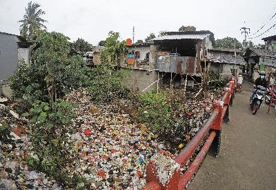 Sampah yang menutupi aliran Kali Baru, Cimanggis, Depok, Jawa Barat, 27 Januari 2021. TEMPO/Subekti.
