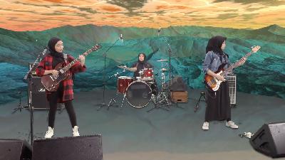 Personel kelompok musik metal dari Garut Voice of Baceprot, Firdda Marsya Kurnia (vokal/gitar), Widi Rahmawati (bass), dan Euis Siti Aisyah (drum) tampil dalam Suara Lantang dari Pinggir, 31 Januari 2021. Youtube/Salihara Arts Center