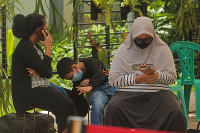 Pasien terkonfirmasi positif Covid-19 menunggu jemputan untuk dibawa ke Rumah Sakit Darurat (RSD) Covid-19 Wisma Atlet Kemayoran di Puskesmas Kecamatan Duren Sawit, Jakarta, 25 Januari 2021. TEMPO/Hilman Fathurrahman W