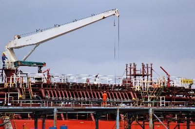 Pekerja memuat minyak kelapa sawit mentah atau Crude Palm Oil (CPO) ke dalam kapal tanker di Pelabuhan Dumai, Dumai, Riau, 3 Februari 2020. ANTARA/Aswaddy Hamid