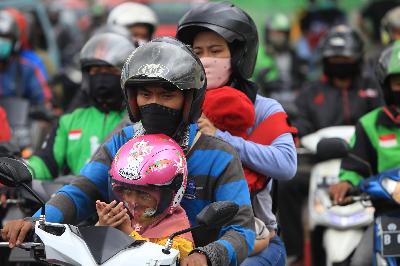 Warga menggunakan masker saat penerapan PSBB di Kramat Jati, Jakarta, 14 Januari 2021. TEMPO/Subekti