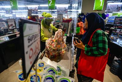Pembeli membawa barang belanjaan menggunakan kantong kain yang mereka bawa sendiri di Jakarta, 1 Juli 2020. Tempo/Tony Hartawan