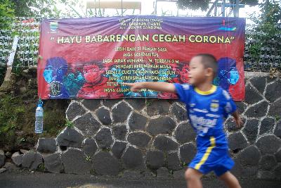 Anak-anak bermain di sekitar posko penanganan Covid-19 di Babakan Ciamis, Bandung, Jawa Barat, 5 Februari 2021. TEMPO/Prima Mulia
