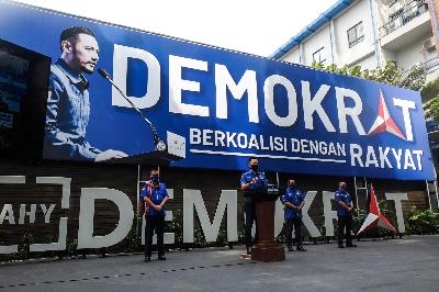 Ketua Umum Partai Demokrat, Agus Harimurti Yudhoyono (tengah) di Kantor DPP Partai Demokrat, Jakarta, 1 Februari 2021. TEMPO/Hilman Fathurrahman W
