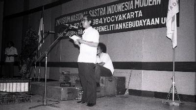 Budi Darma membaca puisi pada Simposium Sastra Indonesia Modern di Yogyakarta, 1984. Dok.TEMPO/Bandelan Amarudin