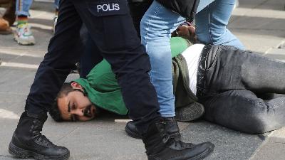 Polisi menangkap pengunjukrasa yang menentang pengangkatan Melih Bulu sebagai Rektor Bogazici University di  Ankara, Turki, 2 Februari 2021. REUTERS/Stringer 
