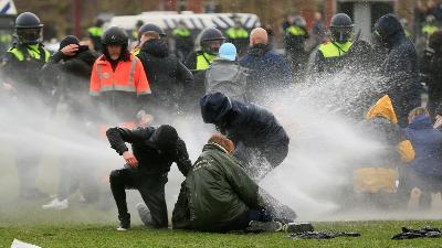 Polisi menghalau demonstran yang menentang kebijakan pemerintah terkait pembatasan sosial di  Amsterdam, Belanda , 24 Januari  2021. REUTERS/Eva Plevier