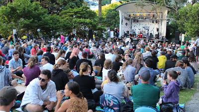 Konser Gardens Magic yang diselenggarakan di Wellington Botanic Garden dipadati warga Selandia Baru tanpa perlu menjaga jarak, menampilkan berbagai atraksi dan pertunjukan musik, di Welington, Selandia Baru, 26 Januari 2021.  Tussie Ayu