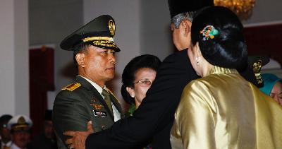 Jenderal Moeldoko (kiri) menerima ucapan selamat dari Presiden Susilo Bambang Yudhoyono setelah dilantik menjadi Panglima Tentara Nasional Indonesia (TNI) di Istana Negara, Jakarta Pusat, Jumat, 30 Agustus 2013. TEMPO/Subekti