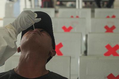 Petugas Puskesmas Kecamatan Pulo Gebang melakukan Rapid Test Antigen di Terminal Terpadu Pulo Gebang, Jakarta, 30 Desember 2020. TEMPO / Hilman Fathurrahman W