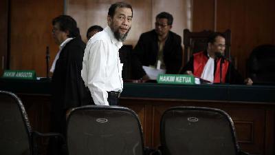 Defendant Suwir Laut after a trial in the case of an alleged Asian Agri tax evasion at the Central Jakarta District Court, March 15, 2012. 
Tempo/Aditia Noviansyah