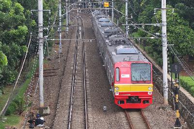 Kereta Commuter Line melintas di Kawasan Kuningan, Jakarta, 18 Januari 2021. TEMPO/Muhammad Hidayat