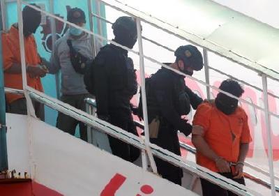 Anggota Densus 88 membawa terduga teroris dari Makasar setibanya di Bandara Soekarno Hatta, Tangerang, Banten, 4 Februari 2021. ANTARA/Muhammad Iqbal