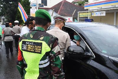 Petugas meminta surat swab PCR atau antigen pada penumpang kendaraan asal luar kota saat razia di kawasan Dago Atas, Kecamatan Cimenyan, Kabupaten Bandung, Jawa Barat, 7 Februari 2021. TEMPO/Prima Mulia