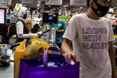 Warga berbelanja kebutuhan pokok di salah satu pusat perbelanjaan di Jakarta, 4 Juni 2020. Tempo/Tony Hartawan