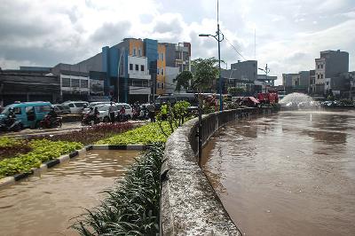 Kondisi Kali Ciliwung di kawasan Jalan Raya Jatinegara Barat, Jakarta Timur, 8 Februari 2021. TEMPO /Hilman Fathurrahman W