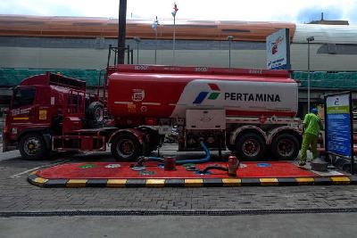 Aktifitas bongkarmuat dan pengisian bahan bakar di SPBU Pertamina Kuningan, Jakarta, 10 Februari 2021. Tempo/Tony Hartawan