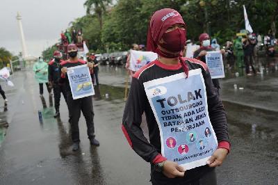 Aksi unjuk rasa menolak Omnibus Law di Patung Kuda, Jakarta, 18 Januari 2021. TEMPO/Muhammad Hidayat