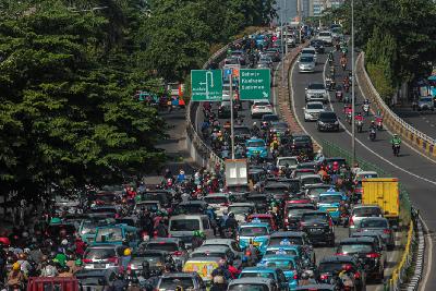 Kepadatan kendaraan roda empat di Jalan Layang Tebet, Jakarta, 4 Januari 2021. TEMPO / Hilman Fathurrahman W