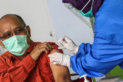 Petugas menyuntikkan dosis kedua CoronaVac di Rumah Sakit Jati Sampurna, Bekasi, Jawa Barat,  28 Januari 2021. TEMPO / Hilman Fathurrahman W