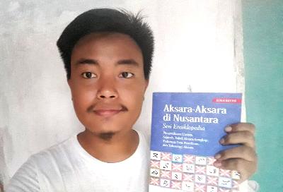 Pegiat aksara Nusantara dan pengelola blog writingtradition.blogapot.com, Ridwan Maulana, bersama karya bukunya. Dok. Pribadi