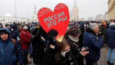 Seorang demonstran menunjukan slogan 'I love you Russi, We are Russia!" saat demonstrasi menentang penahanan tokoh opisisi, Alexei Navalny , di Moskow, 31 Januari 2021. Reuters/Maxim Shemetov