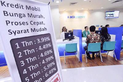 Petugas BCA Finance melayani nasabah di Mal Artha Gading, Jakarta. ANTARA/Wahyu Putro 