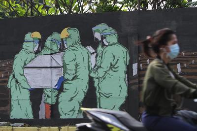 Mural bertemakan Virus Corona di Indonesia di Bukit Duri, Jakarta, 29 Oktober 2020. TEMPO/Subekti