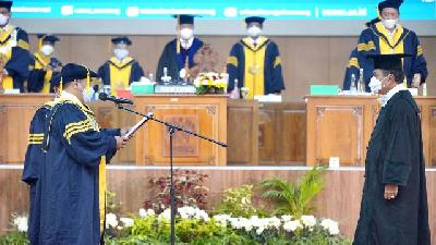 Nurdin Halid (right) receives his honorary degree from Semarang State University Rector Fathur Rokhman in Semarang, Central Java, February 11. 
unnes.ac.id