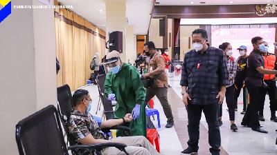 Plt Wali Kota Surabaya Whisnu Sakti Buana saat meninjau proses screening donor plasma konvalesen di PT Sier Surabaya, Selasa 2 Februari 2021.