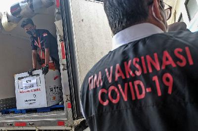Petugas Pos Indonesia mengeluarkan kotak yang berisi vaksin sinovac di Gudang UPTD Farmasi Kabupaten Bekasi, Tambun, Jawa Barat, 27 Januari 2021.  TEMPO / Hilman Fathurrahman W