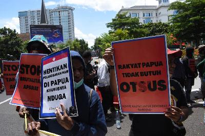 Aksi unjuk rasa menolak otonomi khusus di Bandung, Jawa Barat, 19 Desember 2020. TEMPO/Prima Mulia