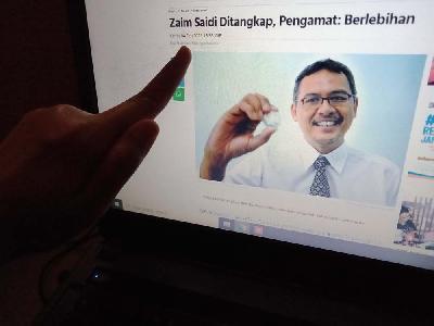 Warga membaca berita terkait Zaim Saidi di Jakarta, 15 Februari 2021. Tempo/Bintari Rahmanita