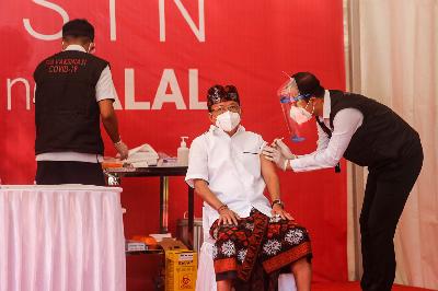 Petugas kesehatan menyuntikan vaksin Sinovac kepada Gubernur Bali I Wayan Koster di Rumah Sakit Bali Mandara, Sanur, Bali, 14 Januari 2021. Johannes P. Christo